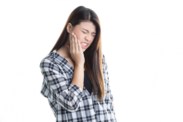 What are the symptoms of dental implant inflammation